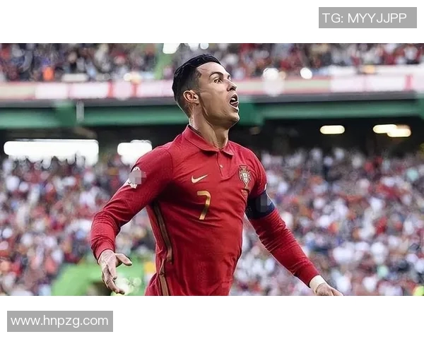 足球巨星C罗在绿茵场上的精彩瞬间与踢球技艺展示